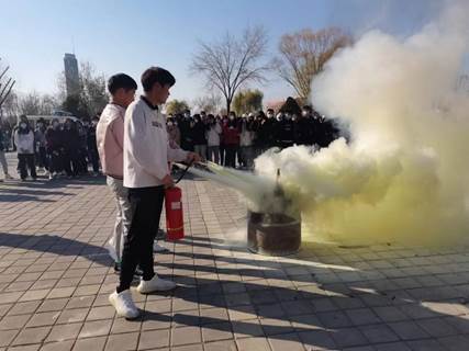 說明: 圖片包含 戶外, 男人, 站, 騎描述已自動生成