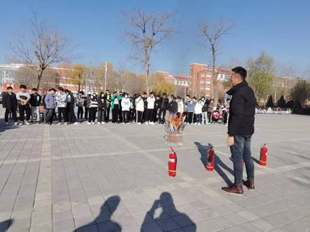 說明: 男人走在街道上描述已自動生成