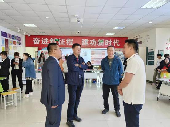 說明: 周校長參加招聘會 說明: 周校長參加招聘會